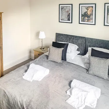 Cedar House - Quaint Victorian With Free Parking *