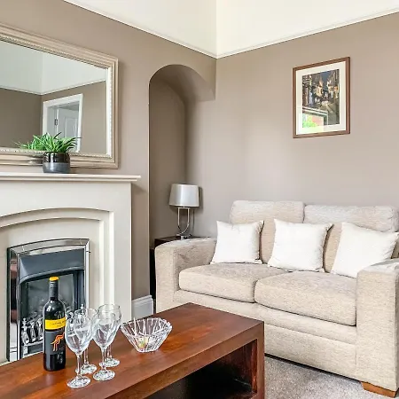 Cedar House - Quaint Victorian With Free Parking