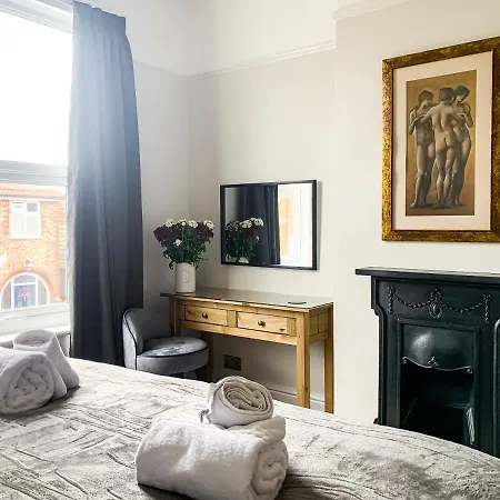 Cedar House - Quaint Victorian With Free Parking