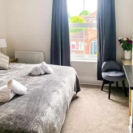 Apartman Cedar House - Quaint Victorian With Free Parking