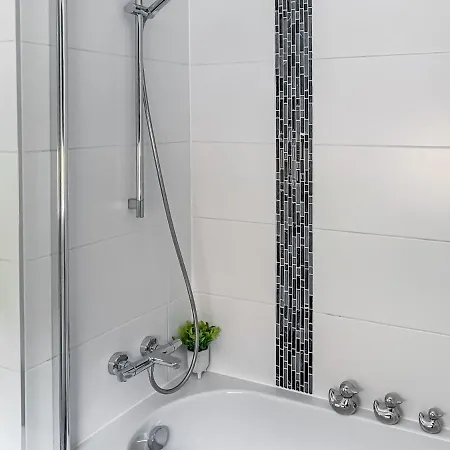 Cedar House - Quaint Victorian With Free Parking