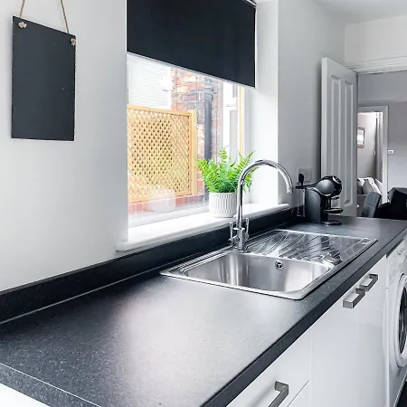 Cedar House - Quaint Victorian With Free Parking *