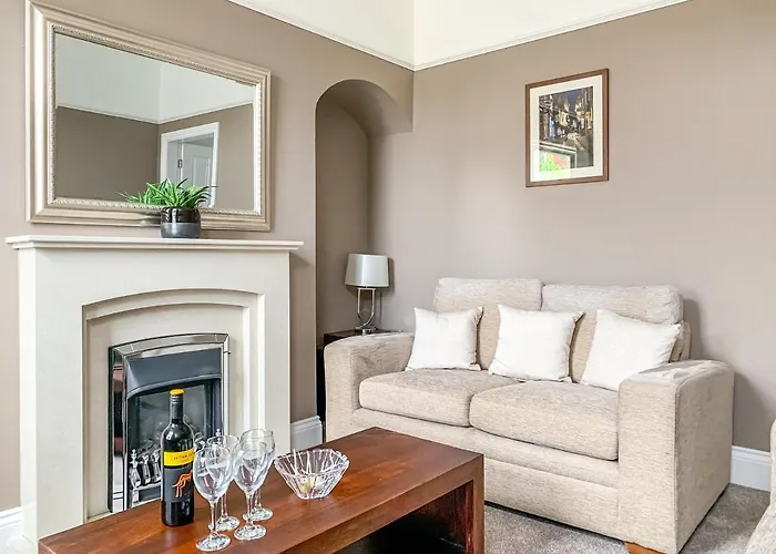 Cedar House - Quaint Victorian With Free Parking