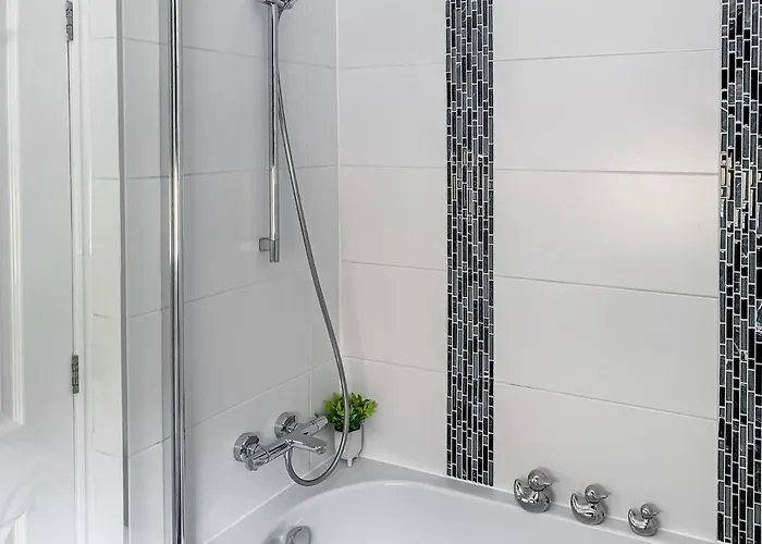 Cedar House - Quaint Victorian With Free Parking