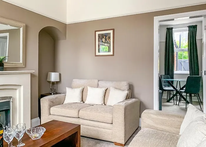 Cedar House - Quaint Victorian With Free Parking