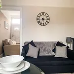 شقة Cedar House - Quaint Victorian With Free Parking *