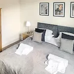 Cedar House - Quaint Victorian With Free Parking *