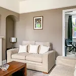 Cedar House - Quaint Victorian With Free Parking