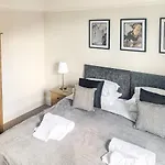 Cedar House - Quaint Victorian With Free Parking شقة *