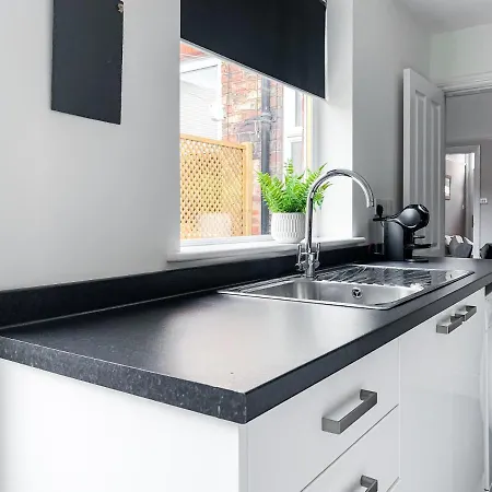 Cedar House - Quaint Victorian With Free Parking Apartment