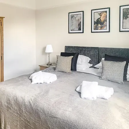 Cedar House - Quaint Victorian With Free Parking Apartment *