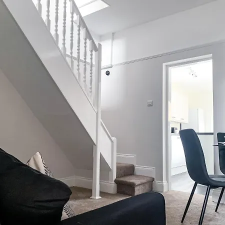 Cedar House - Quaint Victorian With Free Parking Apartment