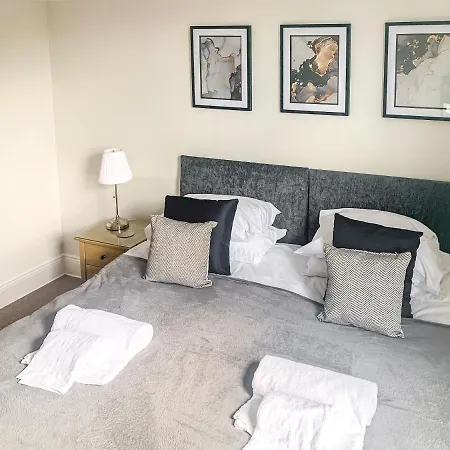 Cedar House - Quaint Victorian With Free Parking Apartment *