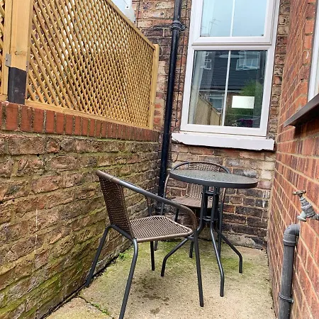Apartamento Cedar House - Quaint Victorian With Free Parking *